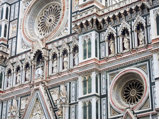 Fototapeta premium Statues and facade of the front of the Catterdrale di Santa del Fiore or Duomo di Firenze in Florence