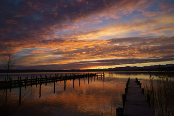 Fototapeta na wymiar 冬の朝焼けの空と湖畔