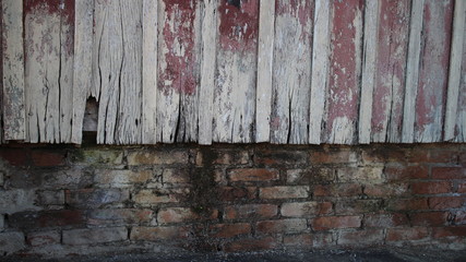 parede de madeira antiga descascada com tijolos manchados vintage