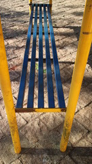 ponto de onibus com banco de metal 