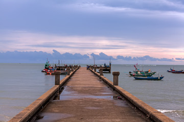 Obraz premium The old bridge for boat fishing, Chaolao Beach ,Chanthaburi, Thailand
