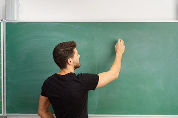 lehrer schreibt an die tafel