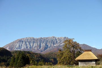 江府町御机から見た秋の大山南壁