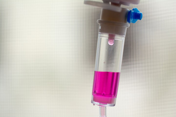 Chemotherapie - rote Infusion mit Gefahrenzeichen giftig