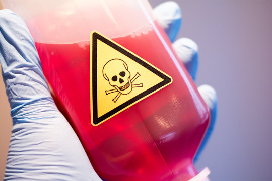 Chemotherapie - rote Infusion mit Gefahrenzeichen giftig
