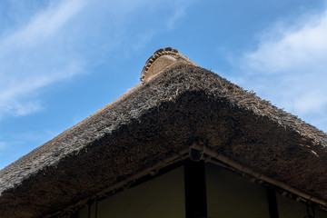 日本の古民家　青空と茅葺き屋根６