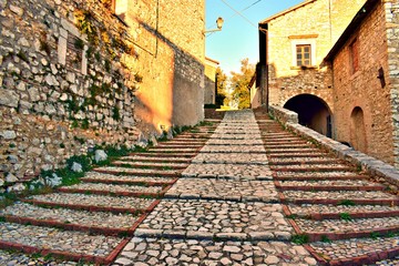antica scalinata in pietra  nel borgo medievale di Labro in Rieti, Lazio Italia