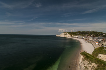 Etretat ist ein französischer Ort in der Normandie. Er ist bekannt für seine außergewöhnlichen Felsformationen aus Kreidefels und ein touristisches Highlight Frankreichs