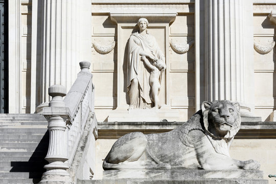 Paris, 1st arrondissement. Facade of the Palais de Justice in Paris. Statues.