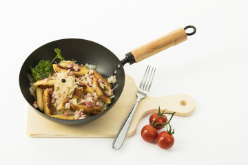 Schupfnudeln mit Kraut und Speck in Pfanne, weißer Hintergrund, Freisteller