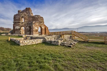 Fotobehang Rudnes Rode kerk - grote gedeeltelijk bewaard gebleven laat-Romeinse (vroeg-Byzantijnse) christelijke basiliek in de buurt van de stad Perushtitsa, regio Plovdiv, Bulgarije
