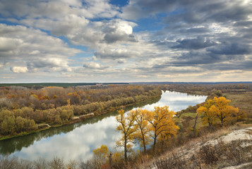Obraz premium Autumn landscape on the hills of the River Don. View of the pond on a background of cloudy sky ..