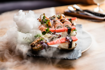 Sushi mit Nebel und Trockeneis 