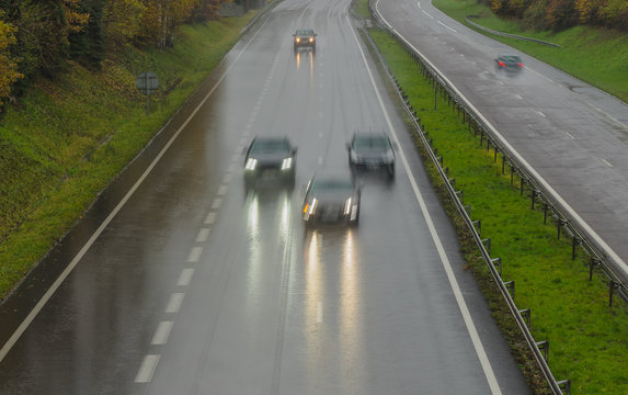 Verkehrssicherheit Dr&auml;ngler bei nasser Fahrbahn auf der Autobahn - Road safety to little safety distance on a motorway