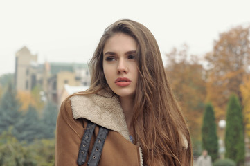 Naklejka premium Close-up portrait of a beautiful girl with long brown hair
