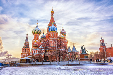 Cathédrale Saint-Basile sur la Place Rouge en hiver au coucher du soleil, Moscou, Russie.