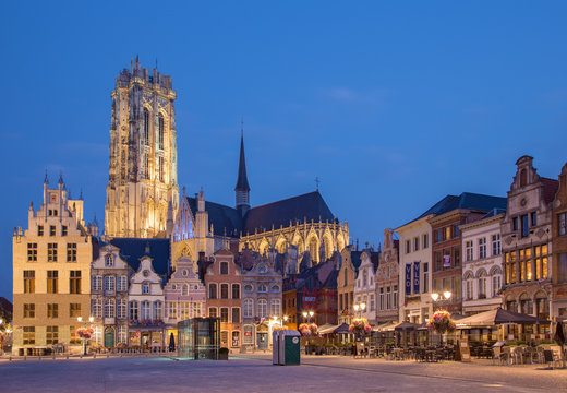 MECHELEN - SEPTEMBER 4: Grote markt and St. Rumbold's cathedral in evenig dusk in Sepetember 4, 2013 in Mechelen, Belgium.