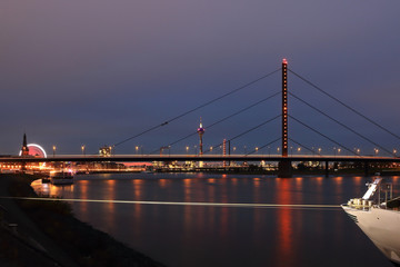 Rheinufer in Düsseldorf am Abend
