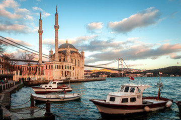 Fototapeta premium Meczet Ortaköy i most Bosfor