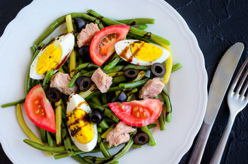 Warm salad with green beans, tuna, tomatoes and boiled eggs