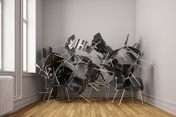 Kleiner Raum mit vielen Stühlen chaotisch gestapelt - obrazy, fototapety, plakaty