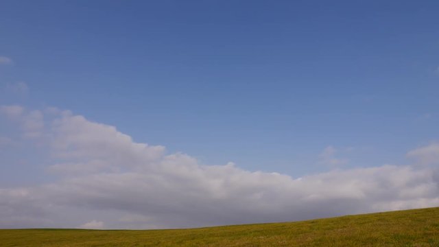 草原と流れる雲