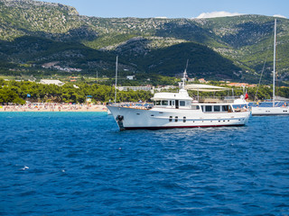 Alte Motoryacht vor dem Strand Zlatni rat oder Goldenes Horn, hinten die Insel Hvar, Bol, Insel...