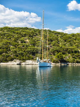 Bucht von Pučišća mit Segelschiff, Ort Povlja, Insel Brač,Splitsko-Dalmatinska, Damlatien, Kroatien
