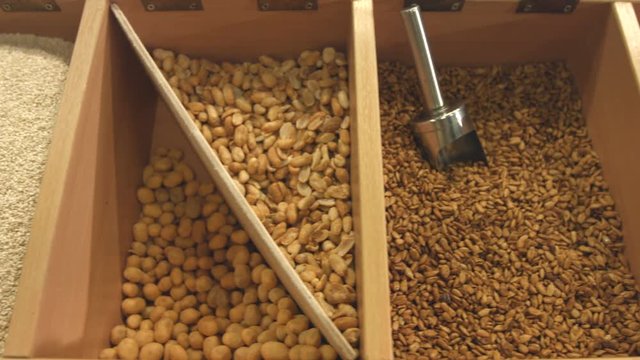 Purified seeds of sesame seeds, peanuts, sunflowers and peanuts.
Smooth movement of the chamber along boxes with seeds and nuts: sesame, peanut, sunflower seed.