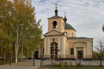 Fototapeta na wymiar Nikolaevsky church, Kharkov. Autumn landscape.