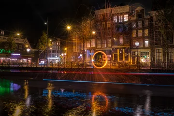 Fototapeten amsterdamse grachten met veel lichtjes in de avond © Harmen