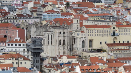 Fototapeta na wymiar Portugal - Lisbonne - vue sur la ville, l'ascenseur de Santa Justa et le couvent des Carmes