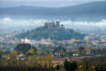 Fototapeta premium El castillo medieval sobre la villa de Monforte de Lemos, Lugo, Galicia