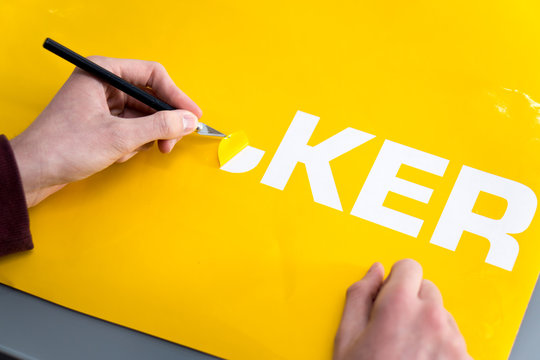 Klebefolie / Schriftzug entgittern