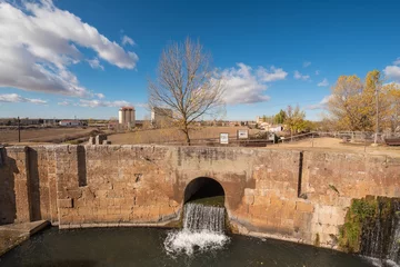 Deurstickers Kanaal Canal de Castilla, beroemde bezienswaardigheid in Fromista, Palencia, Castilla y Leon, Spanje.