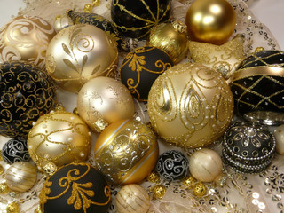 Edle,reich verzierte Weihnachtskugeln in gold und schwarz