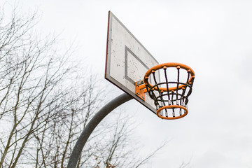 Alter Basketballkorb auf einem Schulhof