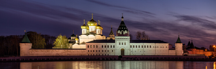 Fototapeta na wymiar Ipatievsky monastery at night