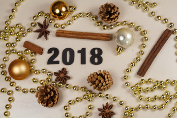 2018 et pomme de pin, cannelle, anis étoilé, boules de Noël et guirlande de perles
