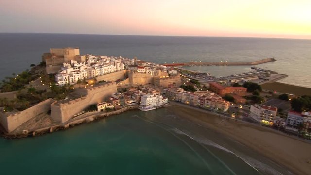 Peñiscola desde el aire. Pueblo historico de Castellon (Comunidad Valenciana, España) Video aereo con drone