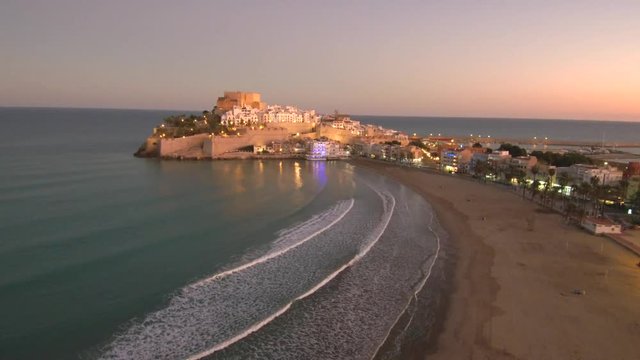 Atardecer en playa  de Peñiscola desde el aire. Pueblo historico de Castellon (Comunidad Valenciana, España) Video aereo con drone