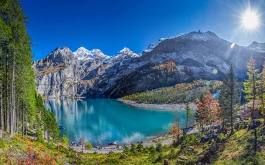 Fotobehang Geweldig tourquise Oeschinnensee-meer met watervallen in de Zwitserse Alpen, Berner Oberland, Zwitserland © Eva Bocek