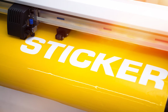 Buchstaben aus Klebefolie schneiden