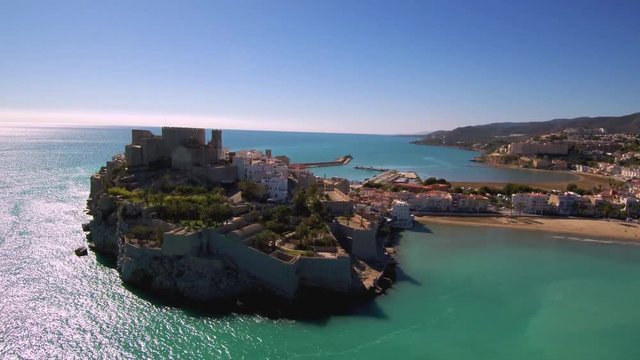 Peñiscola ( Castellon , España) desde el aire. Video aereo con drone