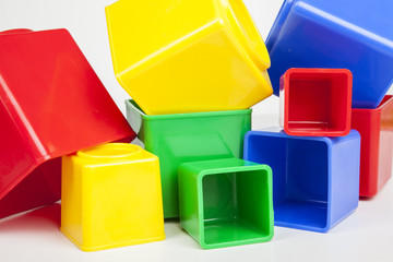 bauklötze vor weißem hintergrund konzept