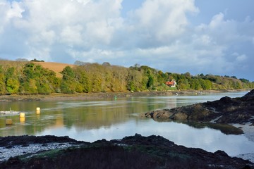 Fototapeta premium Les rives du Jaudy à Tréguier en Bretagne. France