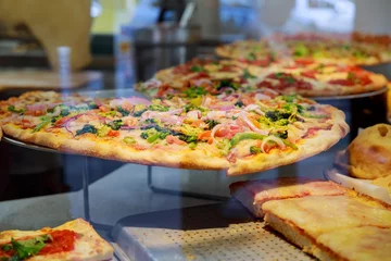 Rolgordijnen Fresh Italian pizza in New York City pizzeria window © ungvar