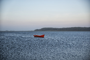 Canoa roja en lago azul