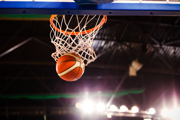 Obraz premium scoring during a basketball game - ball in hoop