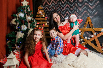 Obraz na płótnie Canvas Mother with kids in a Christmas photo session